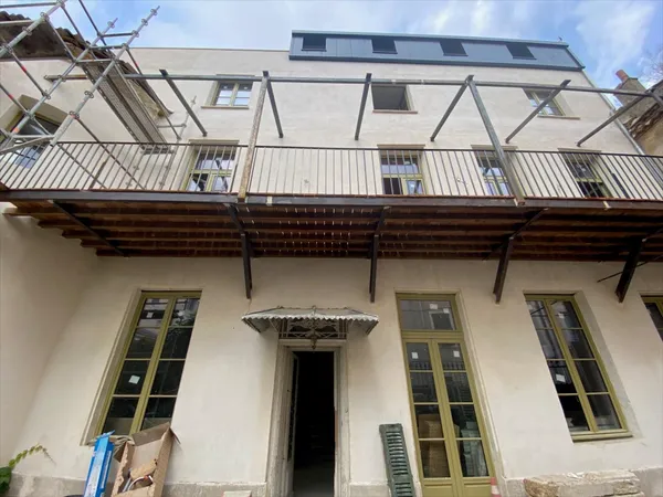 Nimes centre, appartement type 5 en Duplex ancien et rénové à neuf 