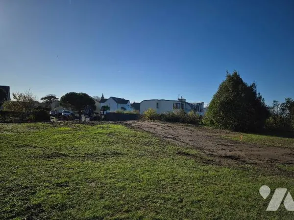 A 500m du coeur de ville, dans un bel environnement, terrain â bâtir (lot n°4) de 649m². 