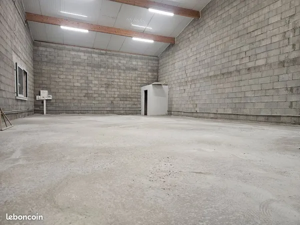 Bâtiment artisanale 150m2 avec 350m2 terrain privatif à l'arrière du bâtiment 