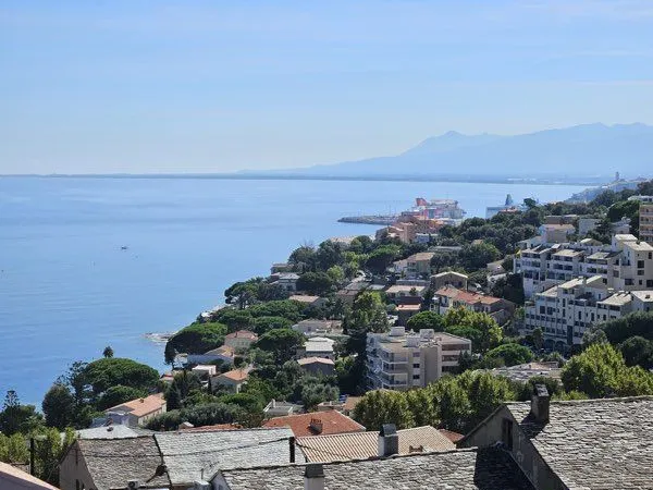 Maison rénovée 108 m² - San-Martino-di-Lota Terrasses à chaque niveau - Très belle vue mer - À 