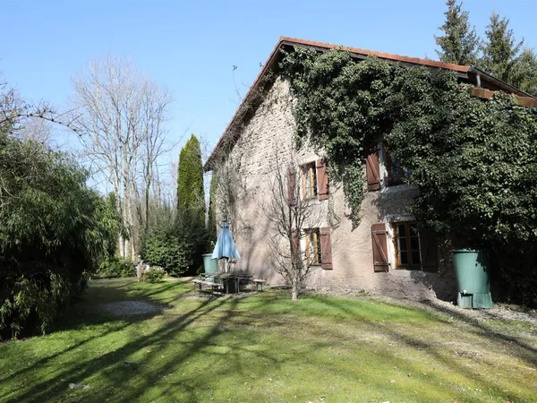 Maison d'artiste dans un endroit isolé idyllique avec lac et 1,8 ha de terrain 