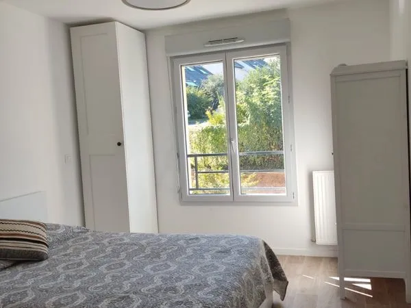 Chambre meublée dans maison neuve avec jardin 