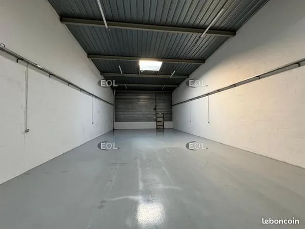 Local d'activité 279 m² 