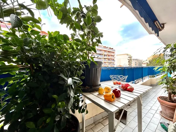 Spacieux 2 Pièces de 52 m² - Emplacement idéal à 150 mètres des plages de Juan-les-Pins 