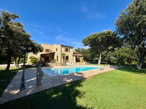 GRIGNAN - MAGNIFIQUE MAS EN PIERRES AVEC PISCINE PROCHE DU CENTR 