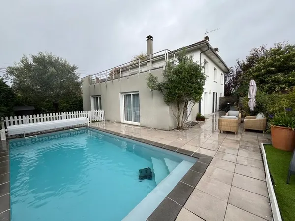 Maison traditionnelle 8 pièces 205 m² 