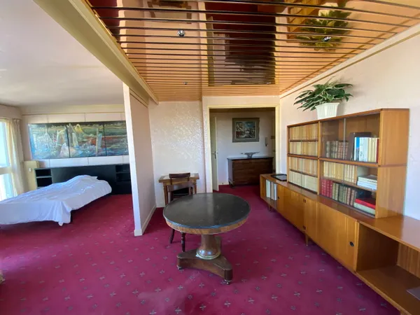 Loue suite meublée 48m² lumineuse en parfait état avec salon donnant sur balcon et chambre 