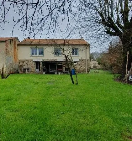 Maison en pierre avec agreable jardin 