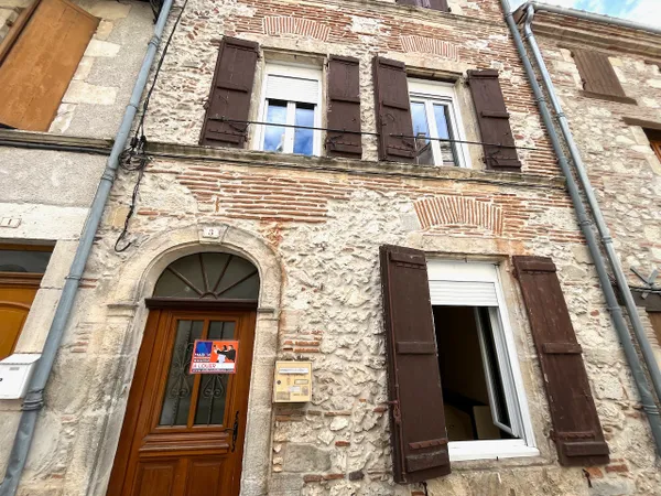 Secteur CASTELMORON SUR LOT, dans le village de MONCLAR D'AGENAIS maison de ville de type 4 