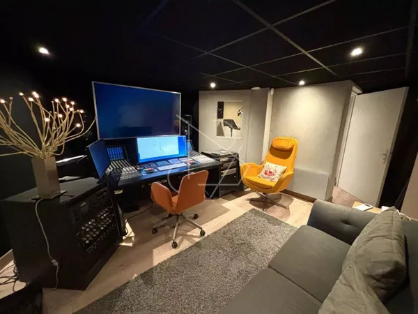 Bureau 5 pièces 115 m² 