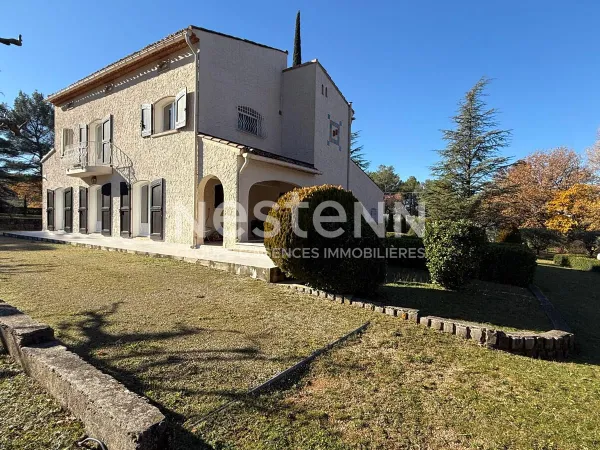 Demeure d'exception de 224 m2 avec 4 chambres et son garage à Trets 