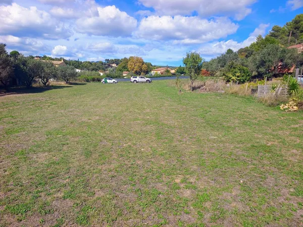 Terrain plat constructible à Aups 
