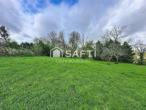 Terrain constructible de 919m² à VACQUIERS 