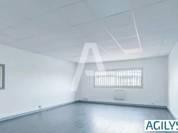 A LOUER : Local de 226 m² - proche A6 