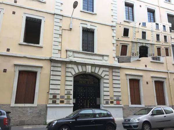 Vds rénové dans bel immeuble ancien au 123 rue Tête d'Or 69003, limite 6ème à 5 mn à pied de 