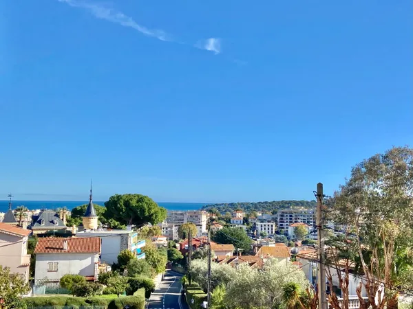 Vends bel appartement dans un quartier privilégié, grande terrasse vue mer, à 5mn du centre et 
