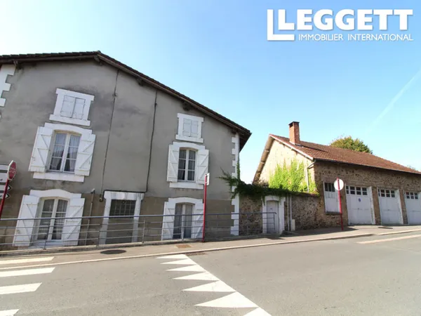 Maison de ville à moderniser entièrement. Garage. Cour. Au centre de Rochechouart. 