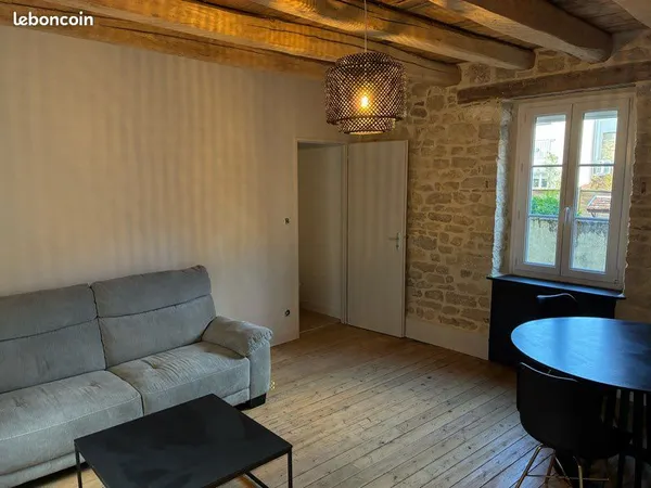 T3 - 75 m² meublé rénové - terrasse & cave - centre Mirebeau - 900 CC 