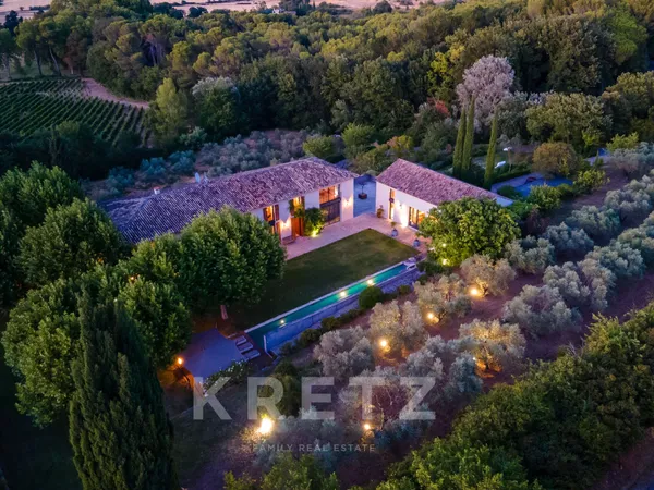 PROPRIÉTÉ D'EXCEPTION DE 1 000 M2 AU COEUR DE 3 HECTARES DE VIGNES & D'OLIVIERS CENTENAIRES 