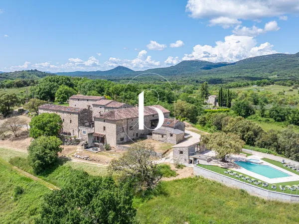 Maison 32 pièces 900 m² 