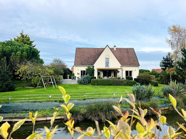 Maison 7 pièces de 224 m² avec pièces de vie ouvertes sur un jardin paysagé ,double garage 