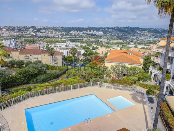 NICE CORNICHE FLEURIE appartement 4 pièces traversant . 