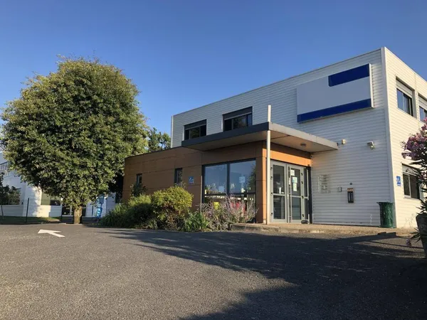 Local d'activité 739 m² 