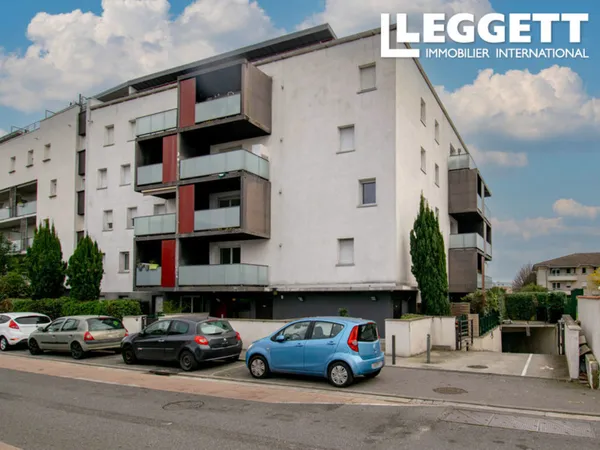 Appartement 2 pièces de 46 m² au rez-de-chaussée avec un terrain de 35 m² et 11 m² de terrasse. 