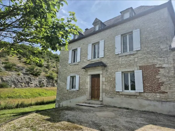 Maison en pierre de 4 pièces principales 