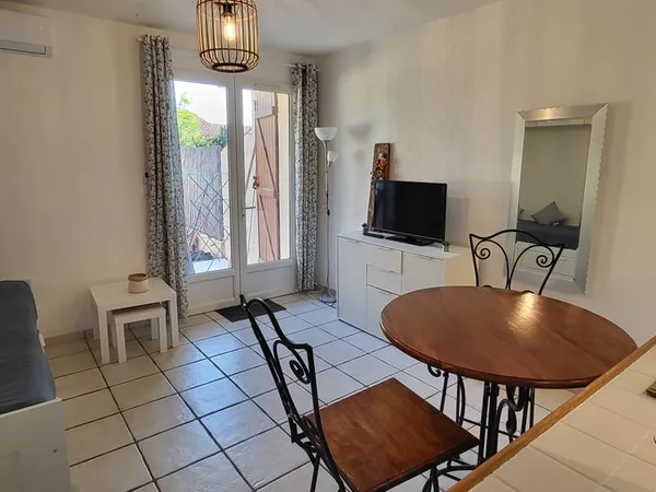 Location studio meublé La Garde avec extérieur 