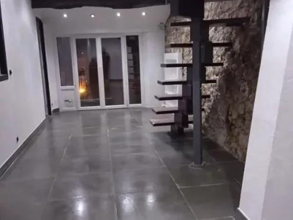 Vide: Trois pièces vide de 68m² dans un duplex avec une pièce su 