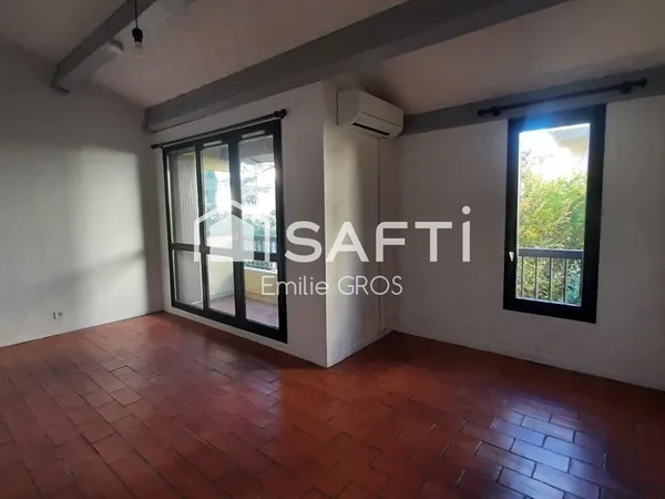 Grand studio lumineux avec balcon 