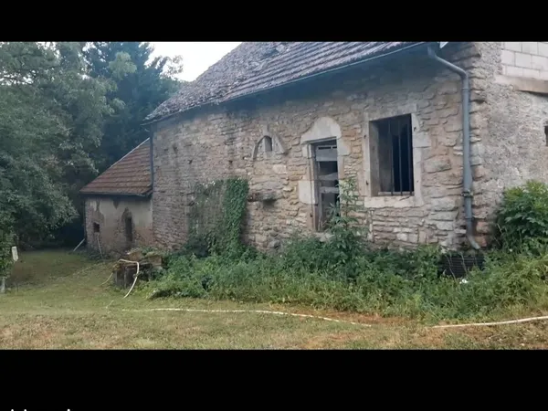 Belle propriété à rénover 200m2 + 2700m2 de terrain 