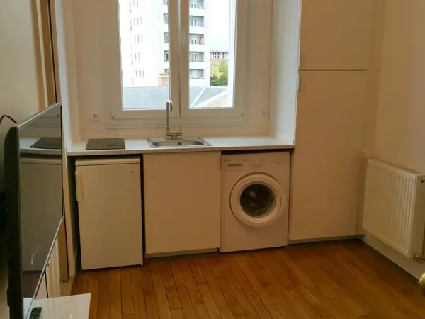 Bel emplacement, studio meublé et fonctionnel avec ascenseur 