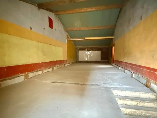 Local commercial au premier étage de 100 m2 à Saint-maximin-la-sainte-baume. 