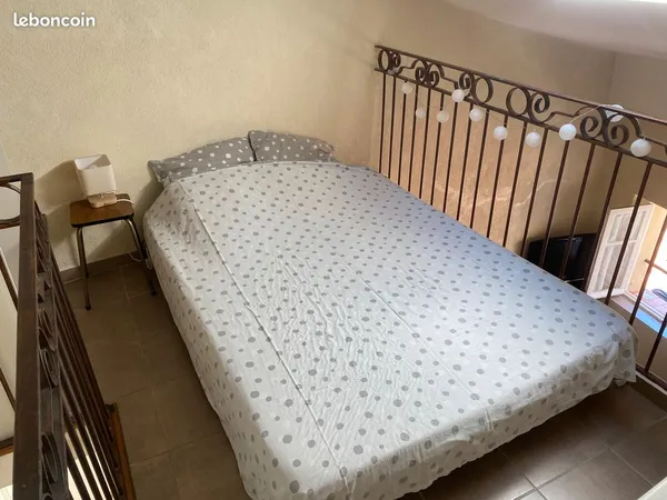Petit duplex dans le Vieil Antibes pour quelques mois 