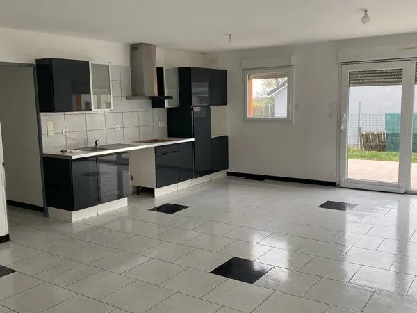 Louer maison 105 m2 plus garage 3 chambres buanderie salle de bain avec douche à l'italienne 