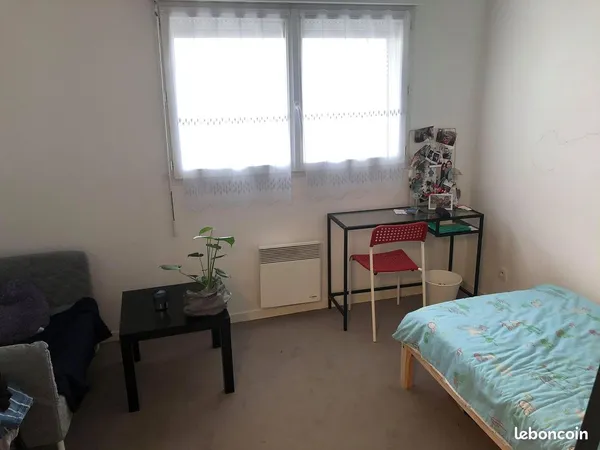 Chambre lille meublée CoIoc étudiante Lille. Dispo dès à présent. Metro porte de douai, campus 