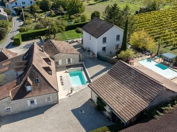 ENSEMBLE IMMOBILIER DE CARACTÈRE AVEC 4 HABITATIONS ET 2 PISCINES - POMPORT (24240) 