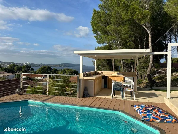 Maison individuelle de plain pied avec piscine- Vue étang - Quartier recherché 