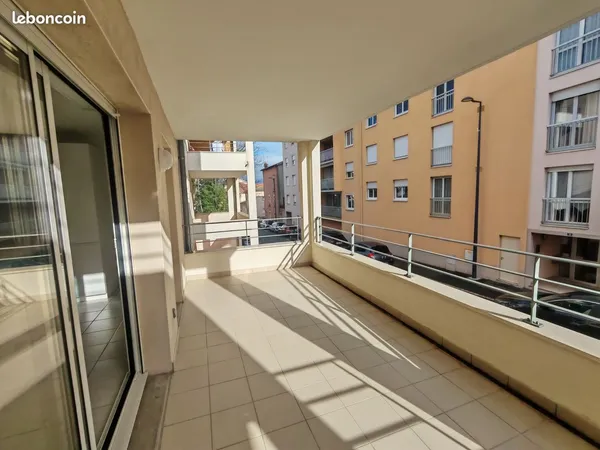 À louer - T2 lumineux avec terrasse, garage dans quartier calme à Mâcon 