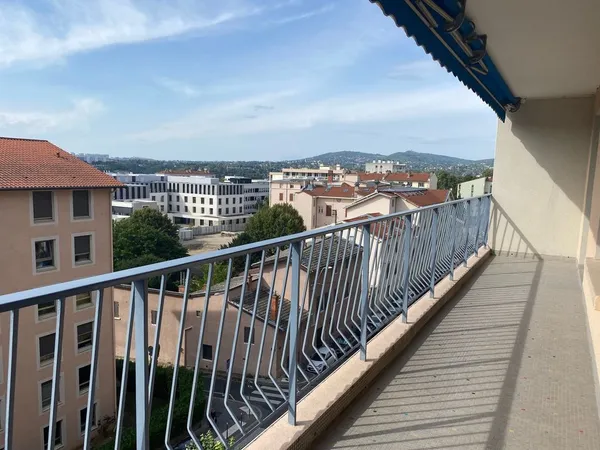 T4 non-meublé avec balcon et cave 