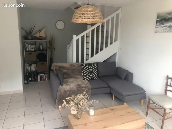 Loue T2 et demi avec mezzanine, balcon et grand garage 