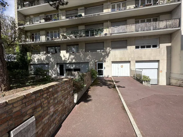 Boutique 2 pièces 552 m² 