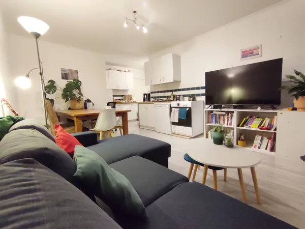 Propose place en colocation appartement 63m² au pied du métro 