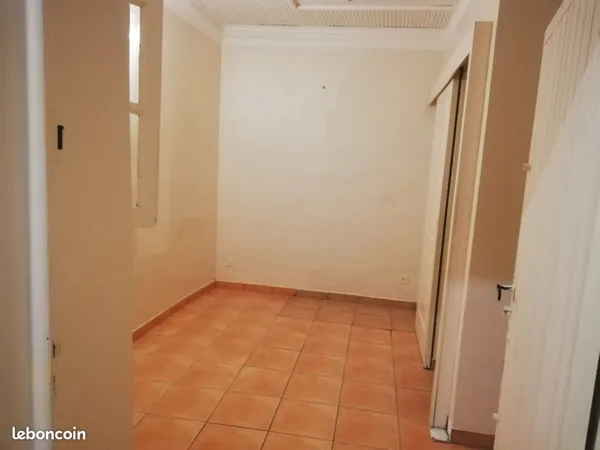 P2 duplex tout équipé arboré quartier résidentiel stationnement gratuit Nîmes 