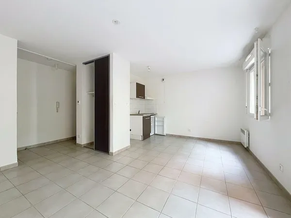 GRAND STUDIO AVEC TERRASSE ET PARKING 