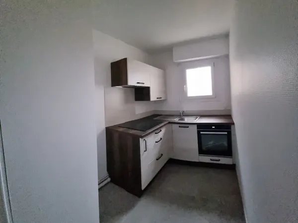 Loue F2 avec balcon et parking couvert 