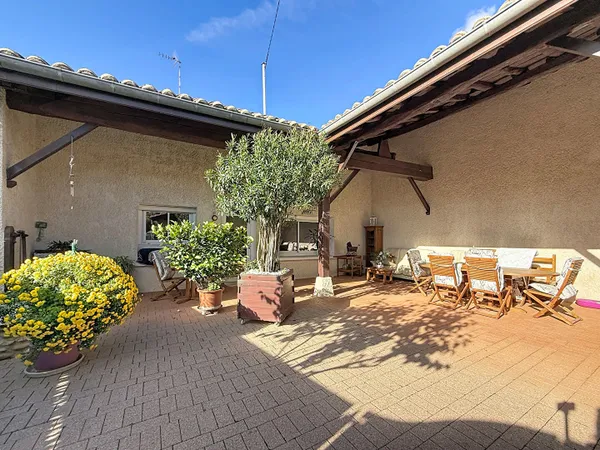 Belle maison à Meximieux de 140m² avec 5 chambres sur un jardin de 565m² avec terrasse couverte 
