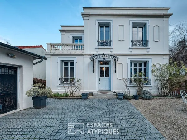 Maison familiale bourgeoise avec grande pièce de vie, jardin et proximité gare.